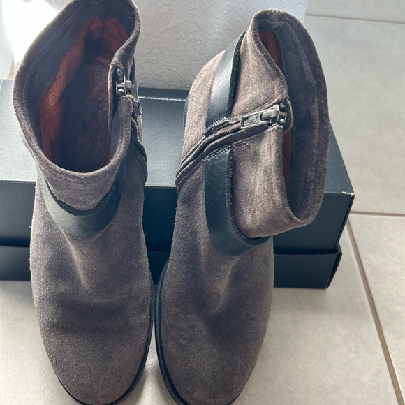 Frye Women's Kristen Harness Short Boot, Sz 6.5 Grigio Soft Oiled Suede - Picture 3 of 10